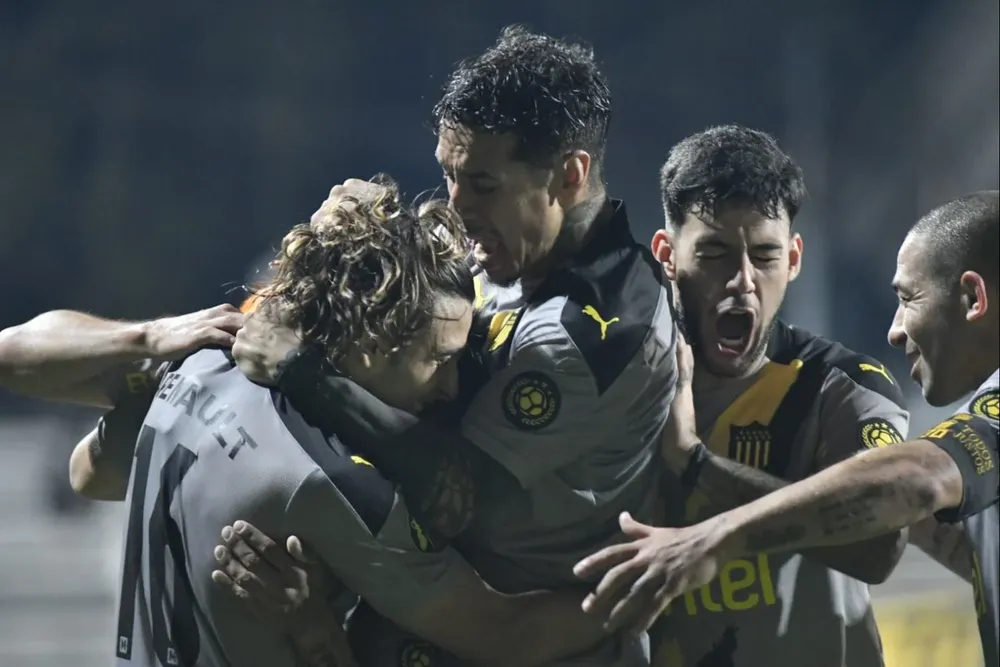 Agustín Canobbio celebra el tercer gol de Peñarol junto a Jesús Trindade y otros compañeros