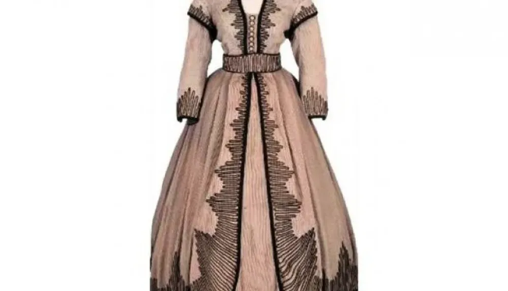 El vestido, que era de color gris oscuro, se fue deteriorando y perdiendo con los años su tono original