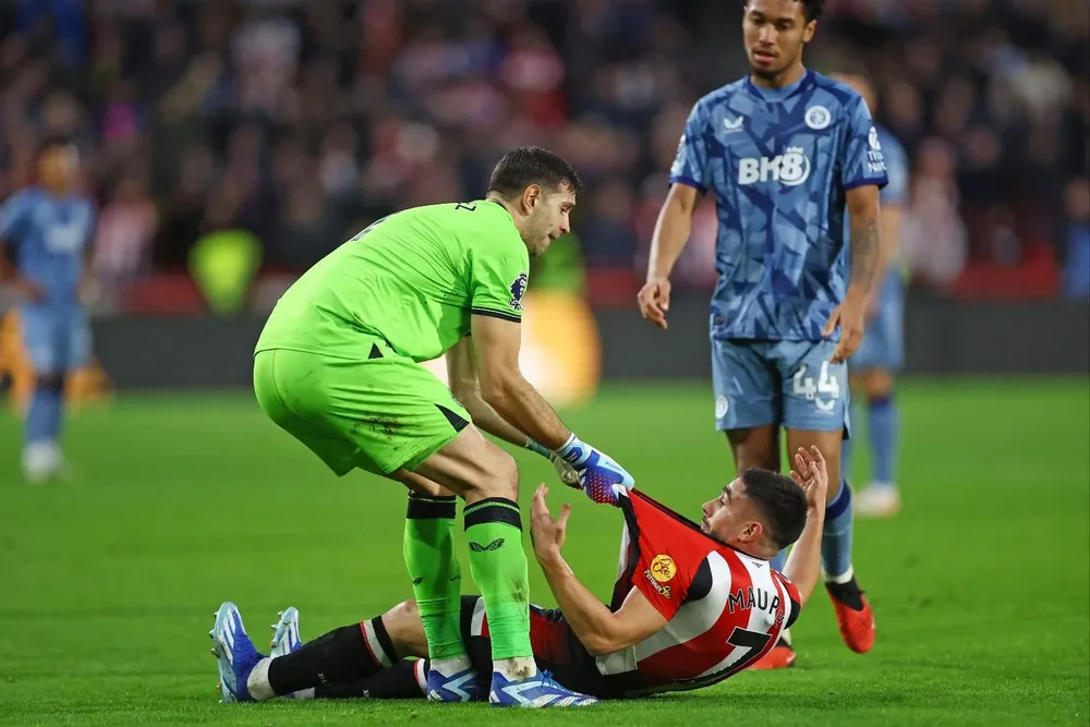 El Dibu, siempre al límite