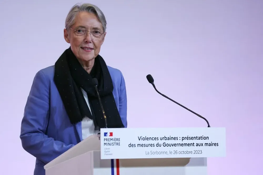 La primera ministra francesa, Elizabeth Borne propuso que los militares “encuadren” a jóvenes delincuentes y que sus padres sean responsables por sus actos