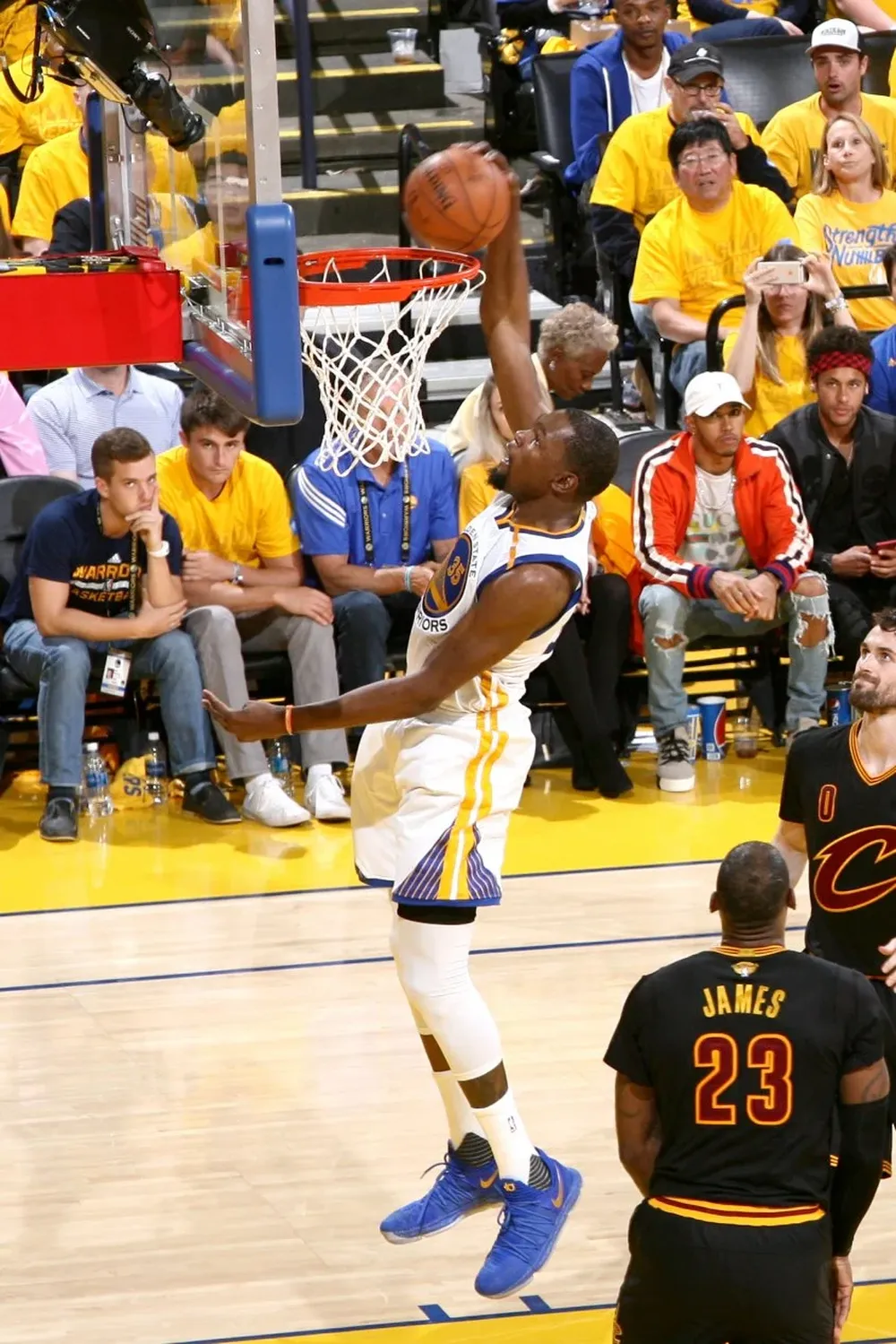 Kevin Durant la hunde ante la mirada de Lewis Hamilton y Neymar en la platea