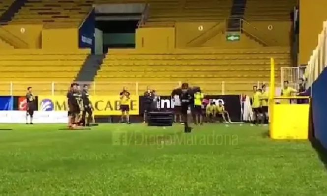 De panza y al barro: Maradona festeja hasta en los entrenamientos