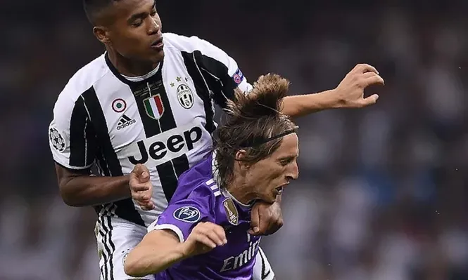Alex Sandro en acción con Juventus ante Real Madrid