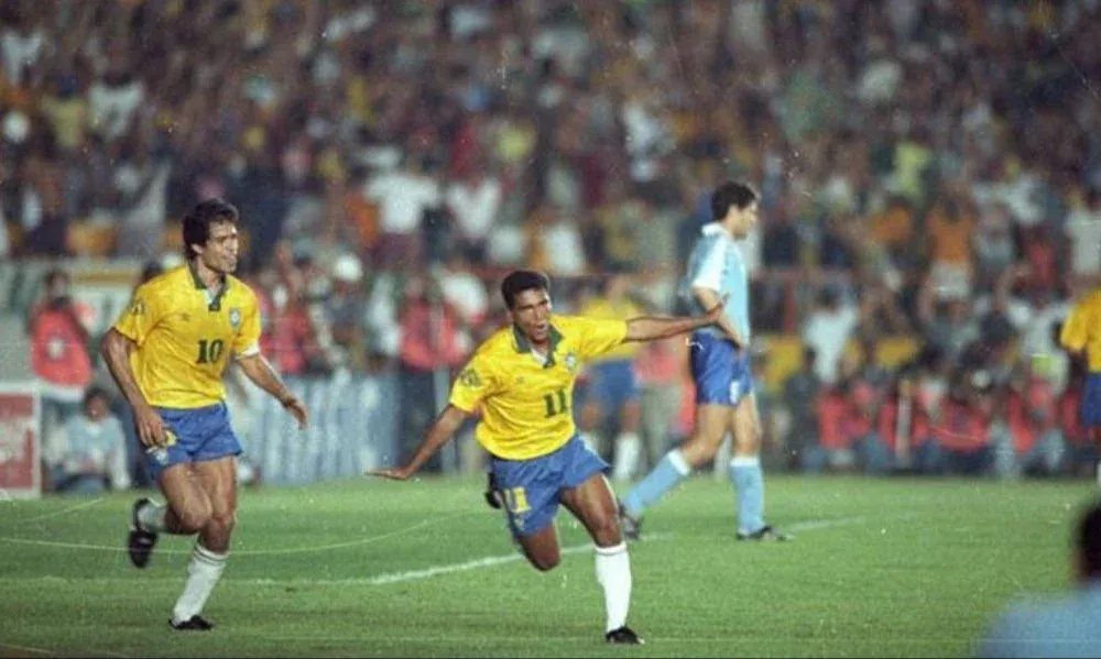 Romario ante Uruguay con la selección brasileña