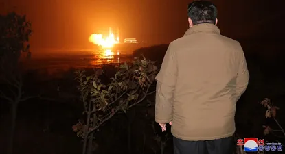 El líder norcoreano Kim Jong Un observa el lanzamiento del primer satélite de vigilancia de su país, realizado el martes.