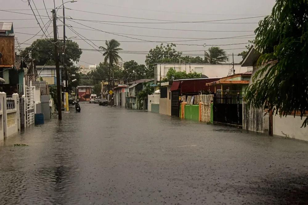Una calle inundada por el huracán Fiona en Villa Blanca, Puerto Rico