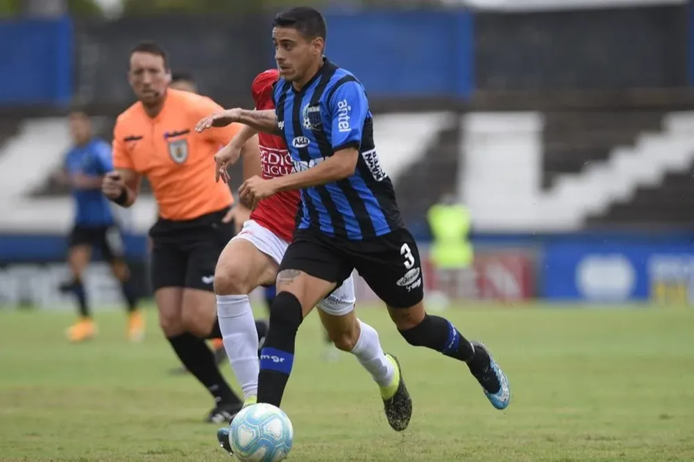 Camilo Cándido, el lateral que busca Nacional.