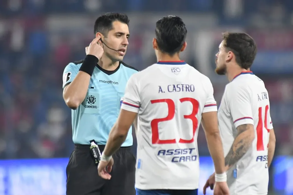 Cristian Garay de Chile, en un partido que le dirigió a Nacional; ahora será nuevamente árbitro de un encuentro de Peñarol Cristian Garay de Chile, en un partido que le dirigió a Nacional; ahora será nuevamente árbitro de un encuentro de Peñarol