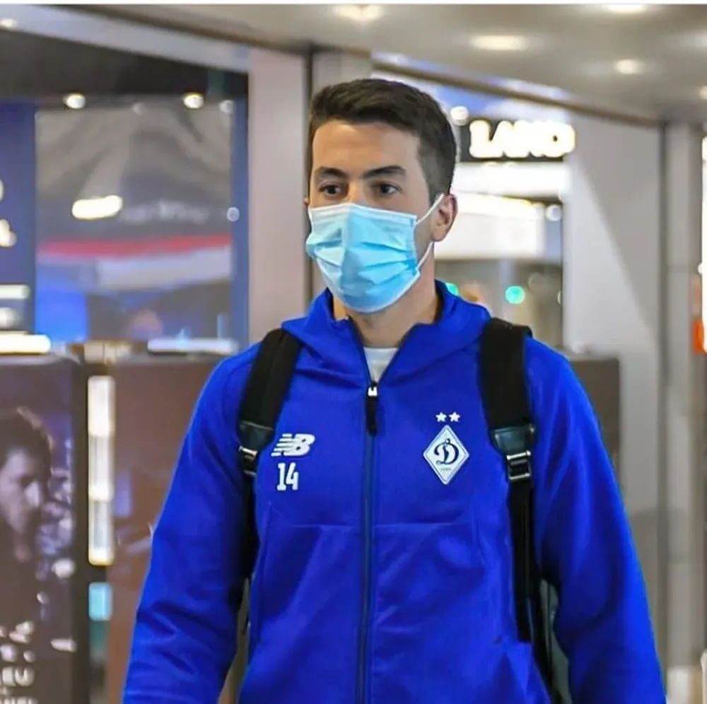 Carlos De Pena defiende a Dínamo de Kiev