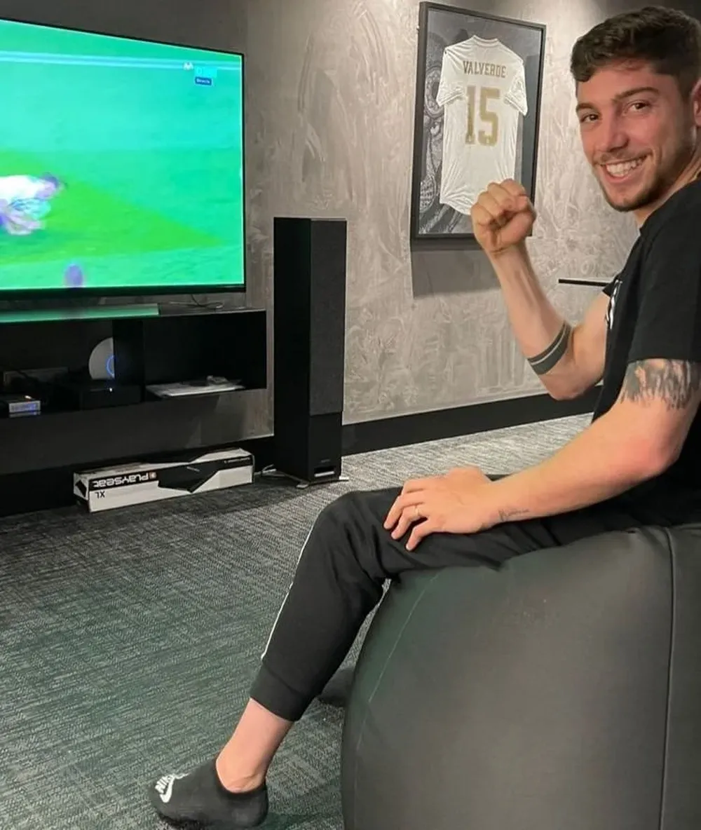 Valverde observando el partido del Real, este miércoles