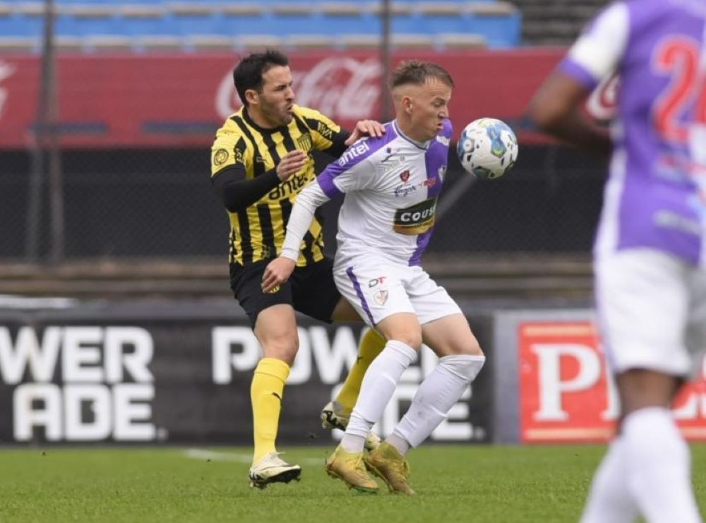 Camilo Mayada de Peñarol ante Dudú de Fénix
