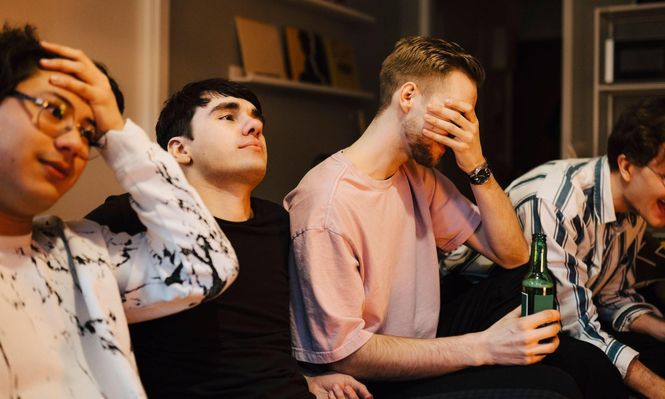 Los hombres tienen tres veces más probabilidades de ser adictos y 12 veces más probabilidades de ser encarcelados, asegura Scott Galloway.