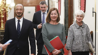 Francina Armengol, a su llegada este martes a la reunión de la Mesa del Congreso, junto a Alfonso Rodríguez de Celis e Isaura Leal.
