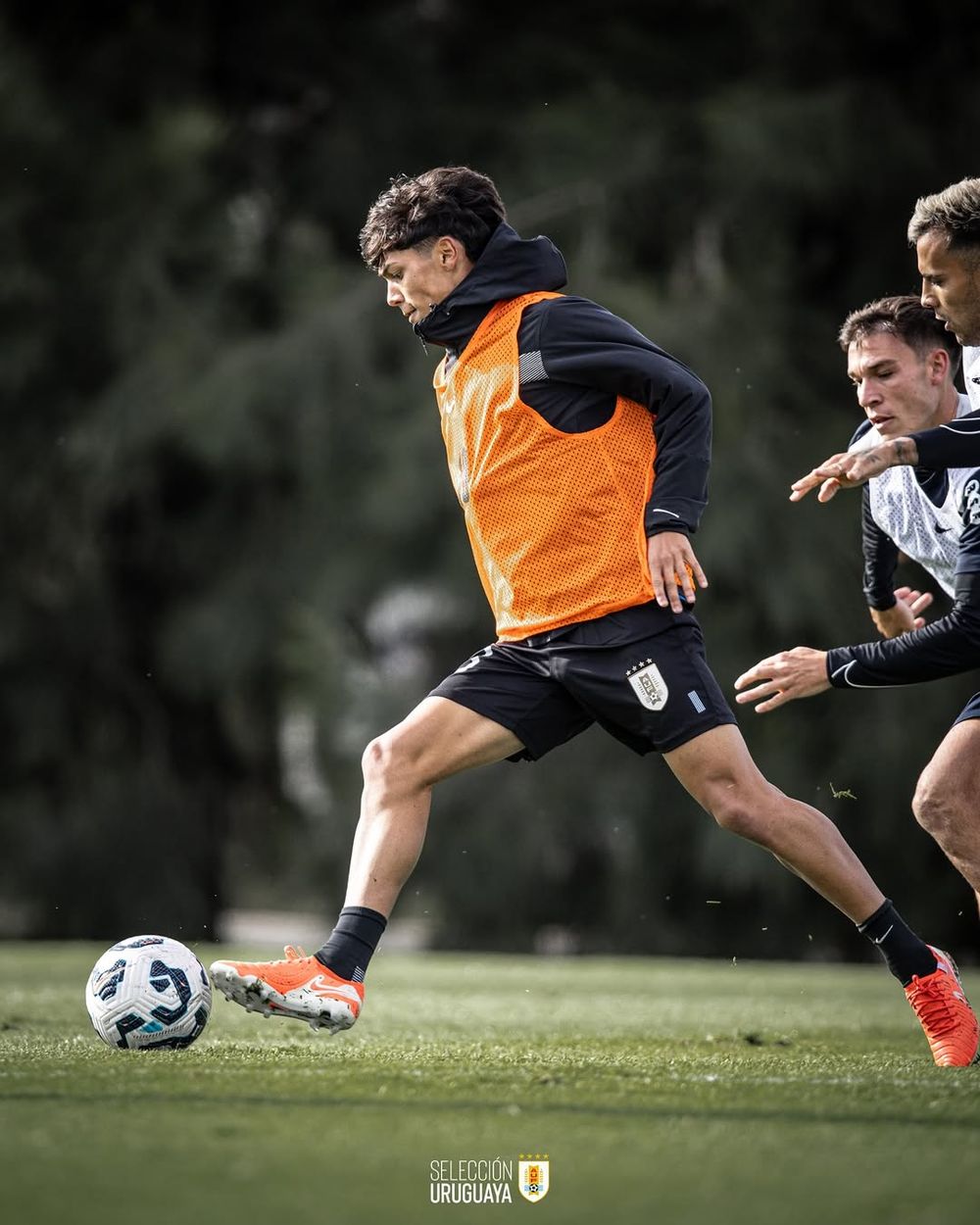 Agustín Dos Santos ante la marca de Manuel Ugarte y Rodrigo Zalazar Agustín Dos Santos ante la marca de Manuel Ugarte y Rodrigo Zalazar