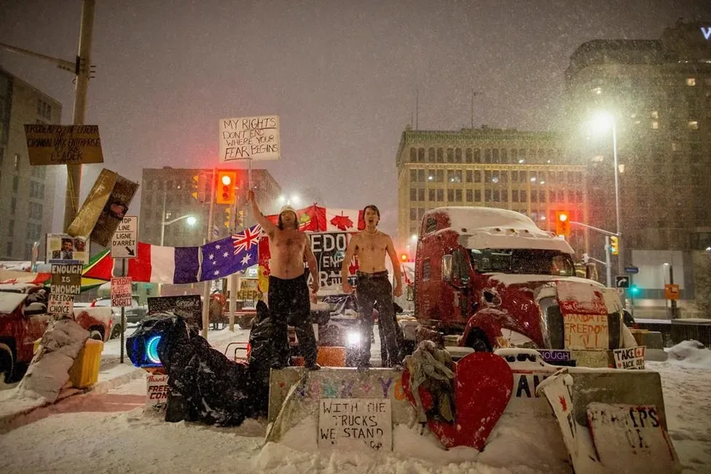 Se hicieron llamar Freedom Convoy (Tren de la libertad) y en febrero colapsaron la ciudad canadiense de Ottawa para protestar contra la obligatoriedad de la vacuna para los camioneros que cruzaban la frontera entre Estados Unidos y Canadá