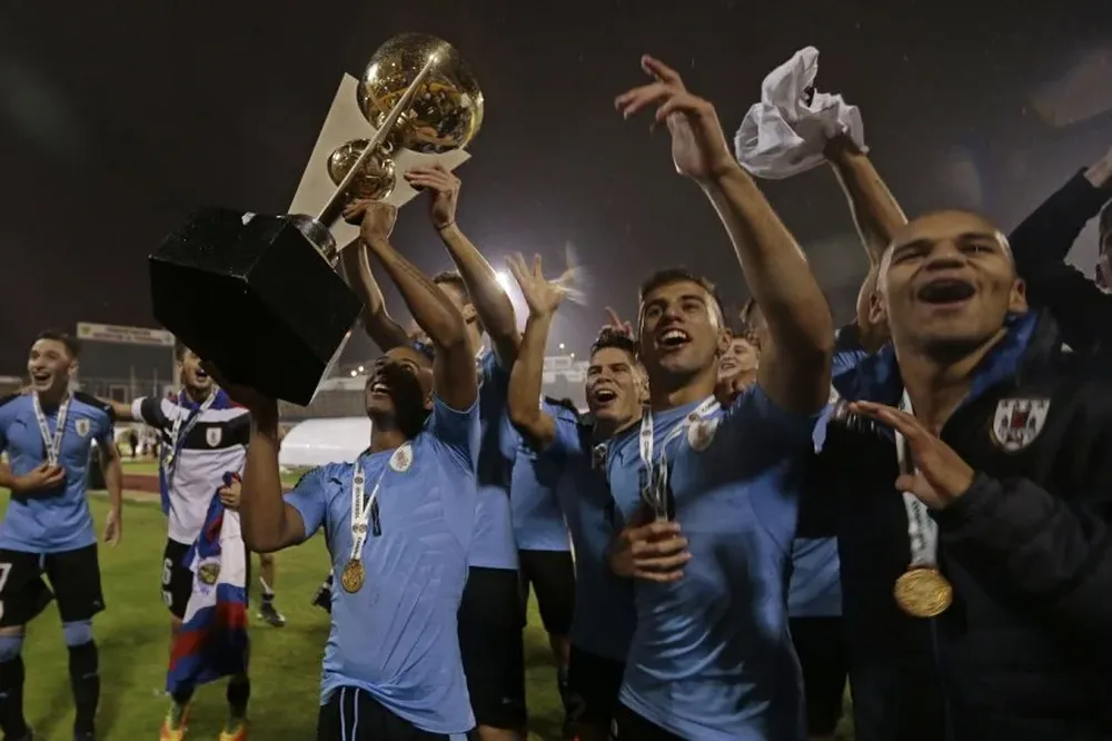 Los juveniles con la copa
