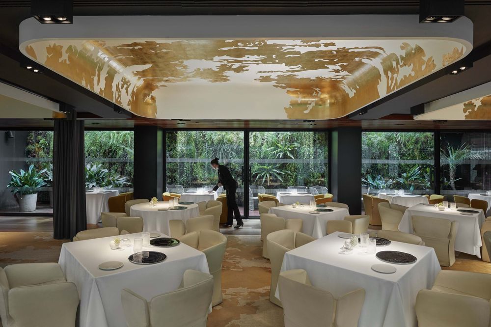Con dos estrellas Michelin, Moments es uno de los restaurantes que no debes perderte.