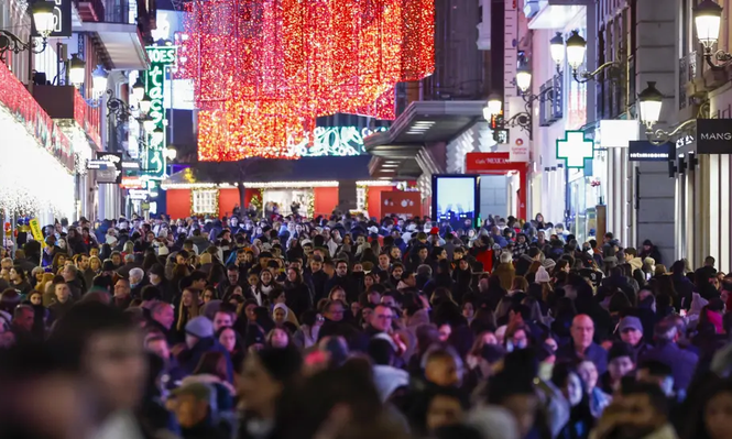 Cientos de personas pasean por el centro de Madrid.