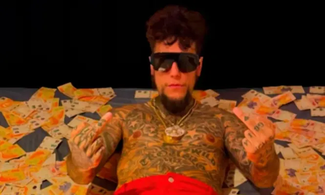 Alex Caniggia se mostró en la cama rodeado de billetes de 1000 pesos y despertó burlas