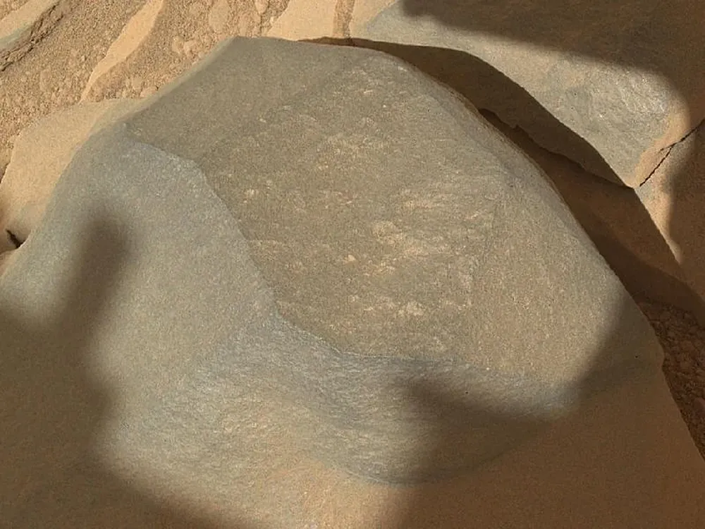 Una foto tomada por el rover Curiosity con un zoom a una piedra marciana