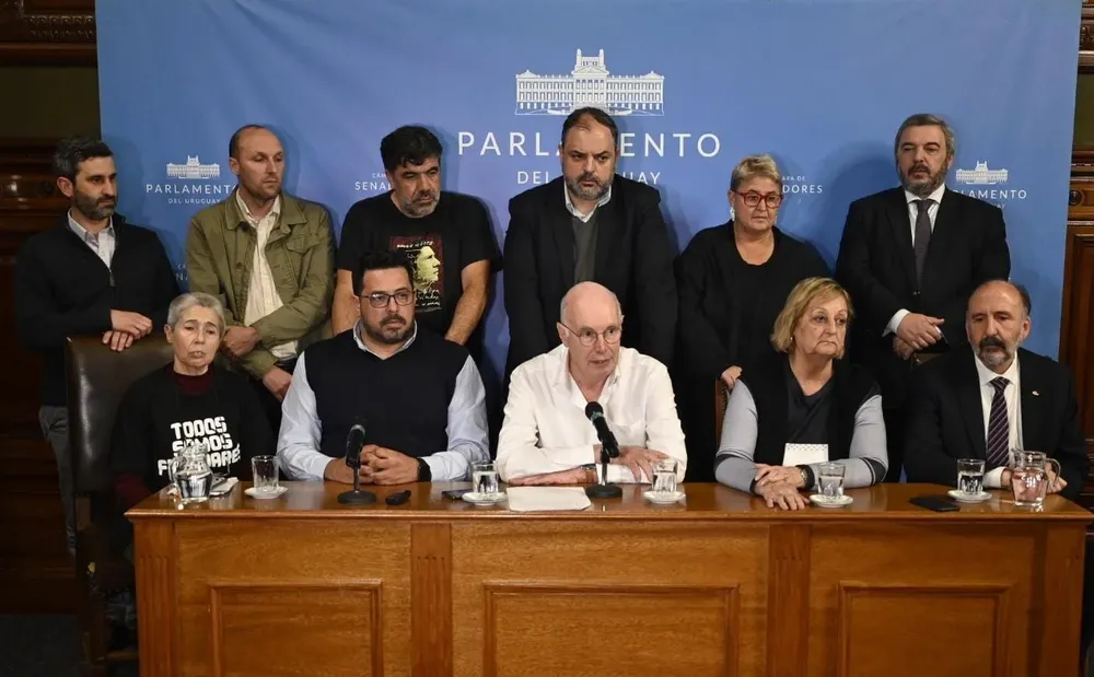 La bancada de senadores del Frente Amplio en conferencia de prensa