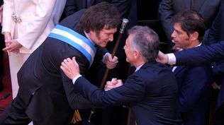 El presidente Javier Milei saluda a Mauricio Macri en el día de su asunción