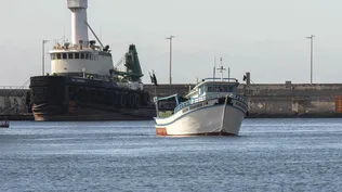 El traslado al Puerto de Tenerife del pesquero que llevaba 500 kilos de cocaína. EFE 