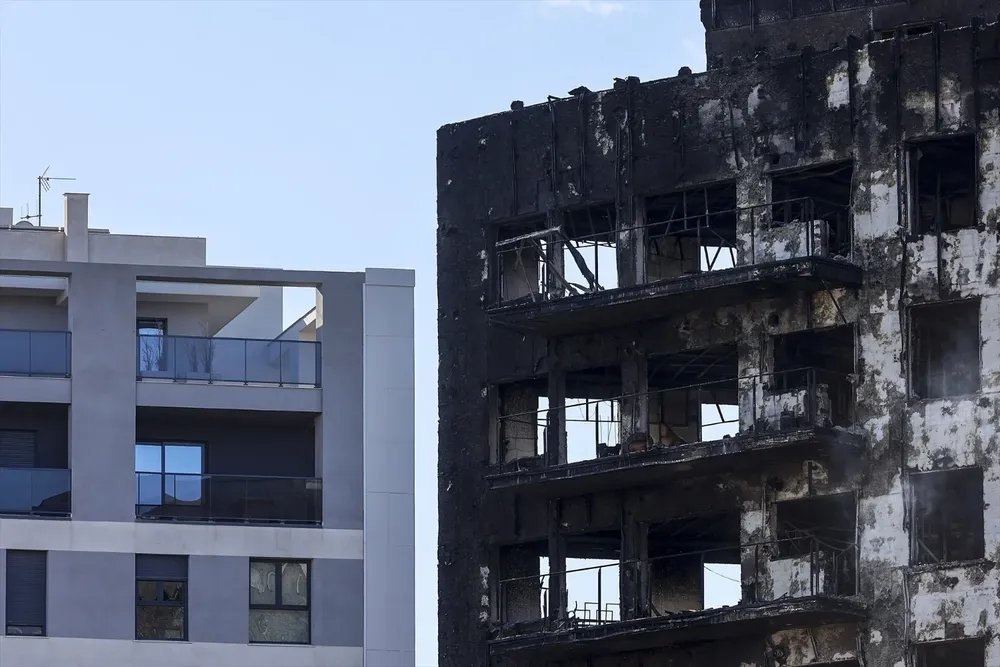 Una parte del edificio incendiado del barrio de Campanar, a 24 de febrero de 2024, en Valencia.
