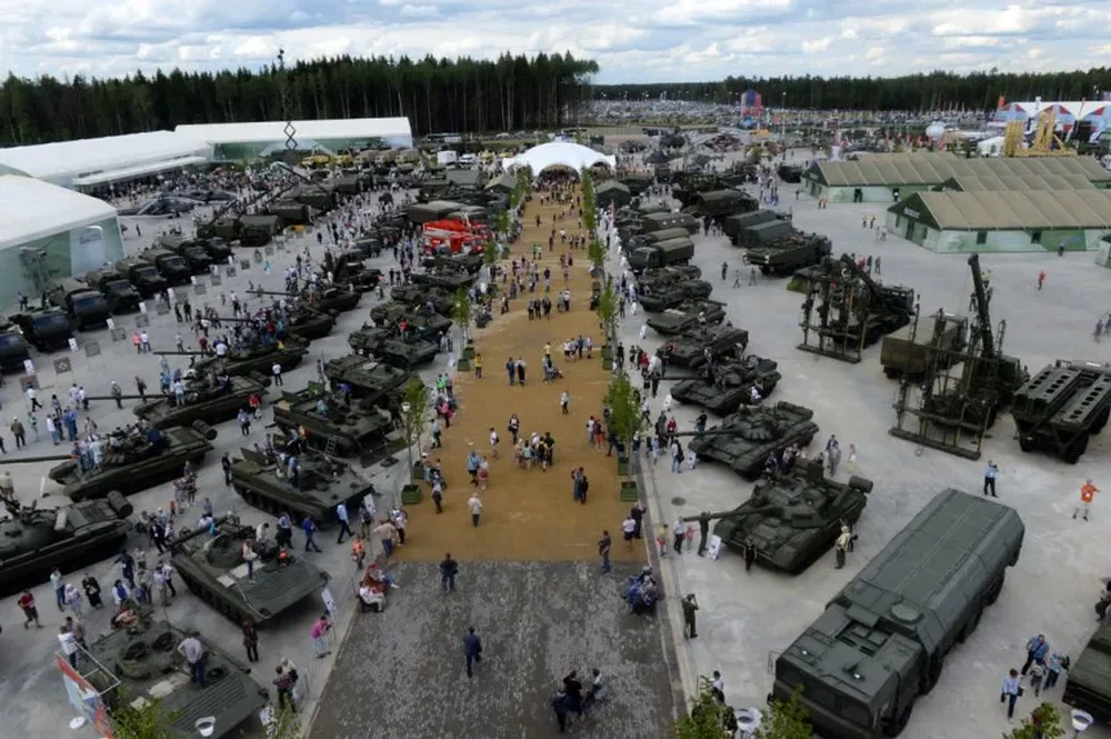 Tanques y vehículos militares rusos en el foto Army 2015 en Kubinka