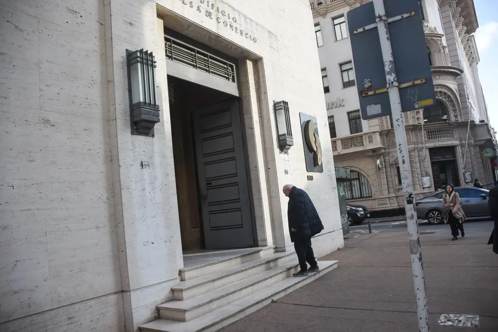 Mauricio Cukier, esposo de Sara Goldring, ingresando a la Bolsa de Valores de Montevideo