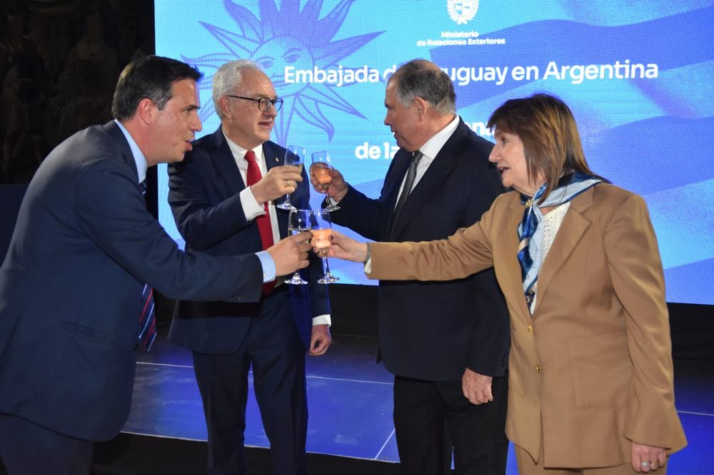 El embajador de Uruguay en Argentina, Diego Cánepa, el canciller de Argentina, Gerardo Werthein, el canciller de Uruguay, Mario Lubetkin, y la ministra de Seguridad, Patricia Bullrich