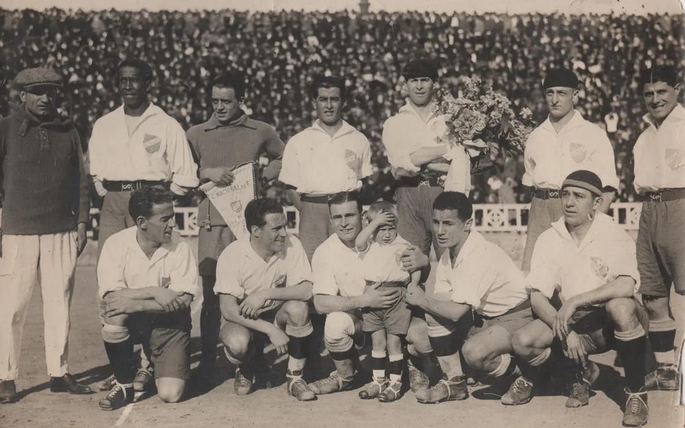 El equipo titular de Nacional ante Barcelona en Les Corts en 1925 El equipo titular de Nacional ante Barcelona en Les Corts en 1925