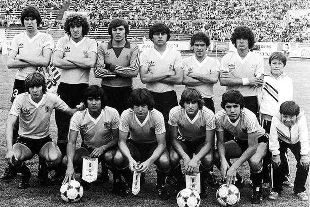 La selección uruguaya que ganó el Sudamericano Juvenil de 1981. Parados: Santiago Ostolaza, Nelson Daniel Gutiérrez, Javier Zeoli, Carlos Melián, José Batista, Carlos Berrueta; agachados: Adolfo Barán, Edgardo López Báez, Jorge Polilla Da Silva, Enzo Francescoli y Rafael Villazán