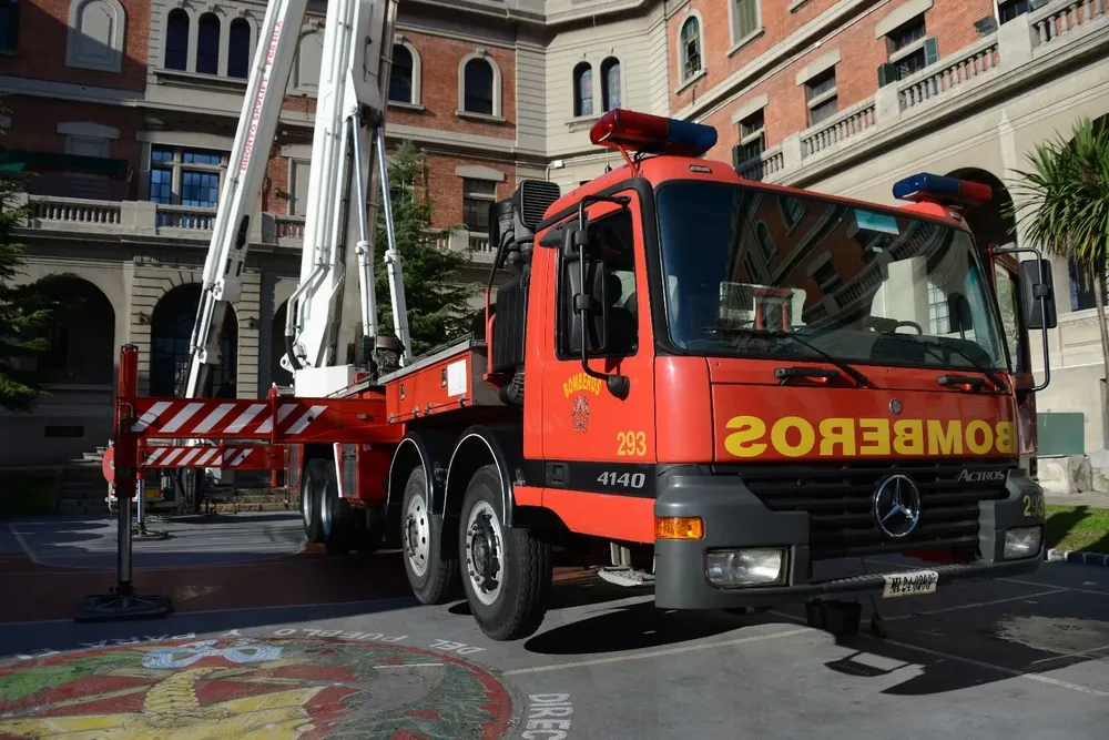 Bomberos evacuó a 10 personas tras el incendio en un residencial en Carrasco