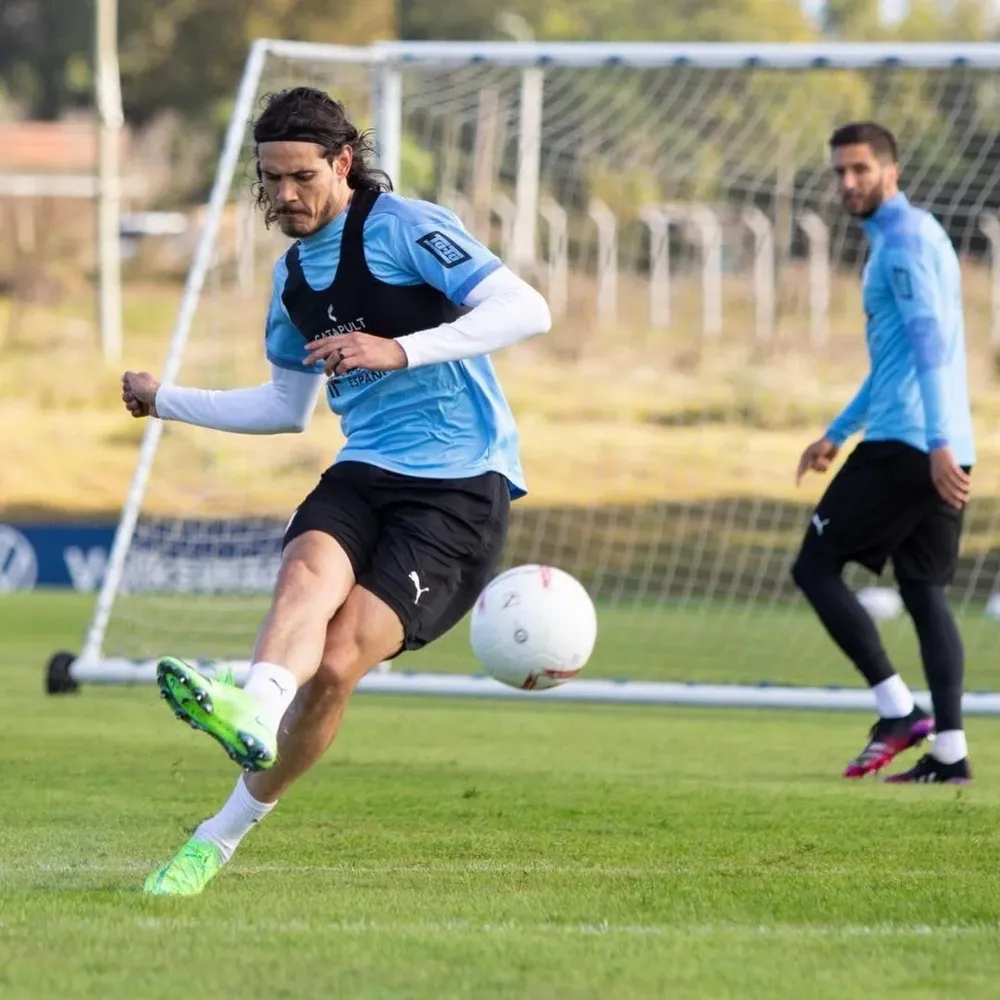 Edinson Cavani y Rodrigo Bentancur, suspendidos, se quedaron en el Complejo Celeste mientras la selección jugaba en Venezuela
