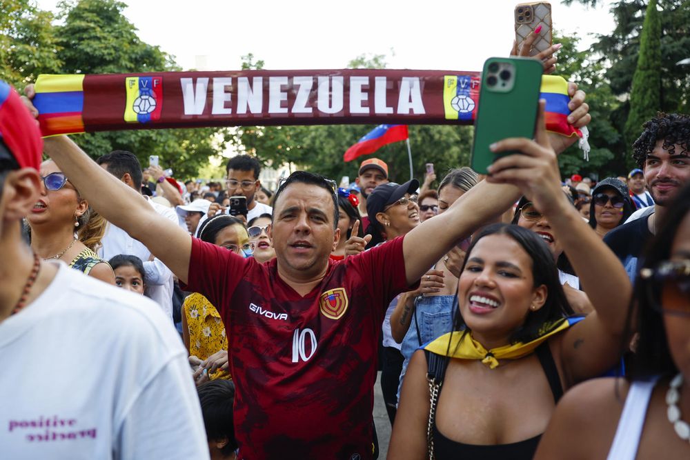 Miles de personas en la Plaza de Colón, en Madrid, reclaman libertad para Venezuela