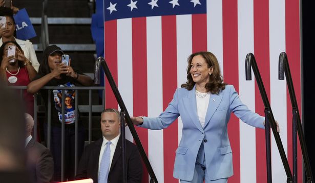 Las mujeres pueden identificarse con Kamala Harris, pero muchos varones negros y latinos se acercan a Trump, dice la biógrafa de la candidata demócrata