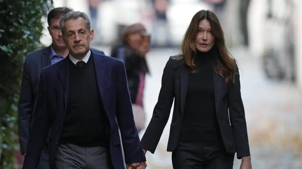 El expresidente francés, Nicolás Sarkozy, va rumbo a la cárcel acompañado de su esposa, Carla Bruni.