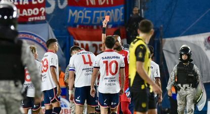 Diego Polenta ingresa a protestarle a Esteban Ostojich al finalizar el partido y el futbolista es expulsado
