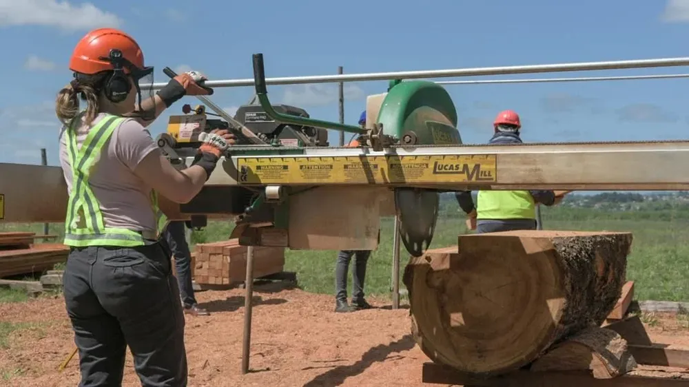 El aserradero propio, una de las tecnologías que permite capacitar del modo adecuado al alumnado.