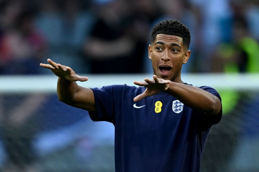 Jude Bellingham reconoce el campo de juego. Jude Bellingham reconoce el campo de juego.