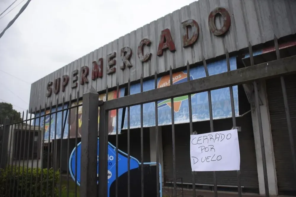 Fachada del supermercado en donde fue asesinado el joven