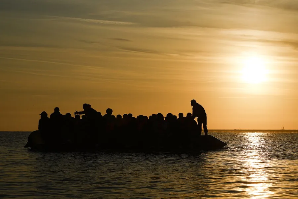 Imagen de archivo de inmigrntes en un bote. El Reino Unido deporta a Francia al primer migrante bajo el acuerdo uno por uno.