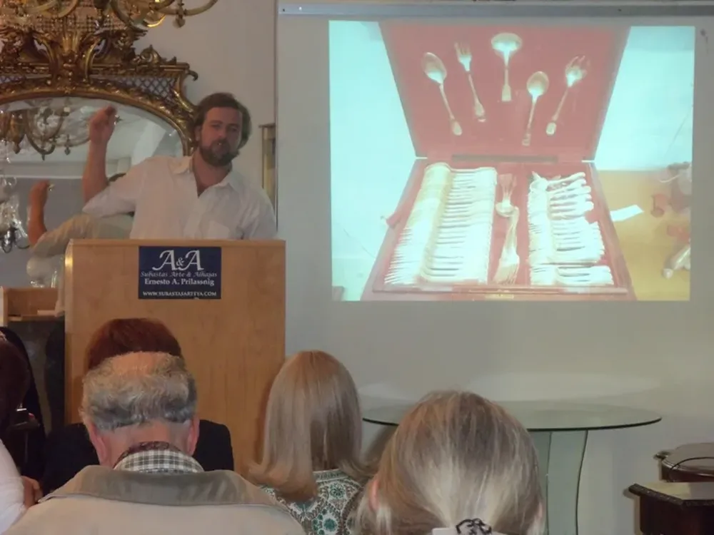 Andrés Prilassnig rematando un juego de cubiertos