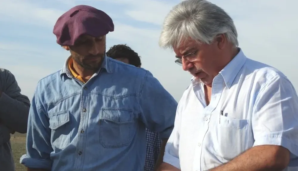 El productor Adrián Castro con el ministro Aguerre