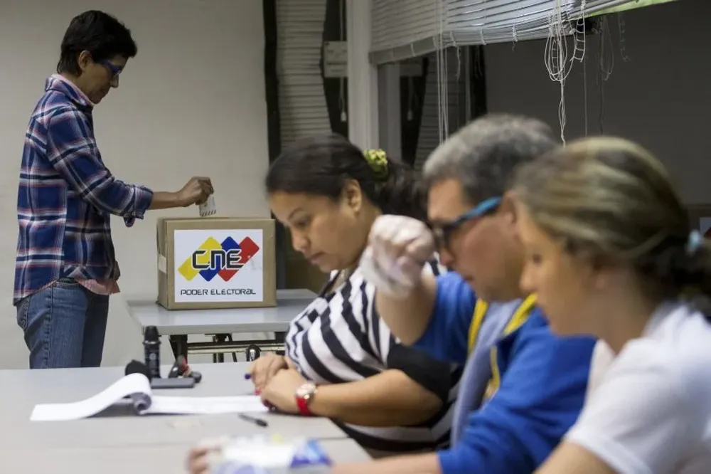 Una mujer vota, hoy 6 de diciembre de 2015, en un colegio electoral de la ciudad de Caracas