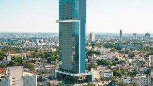 El hotel más alto de Cuba abre en medio de críticas por su alto costo en tiempos de crisis