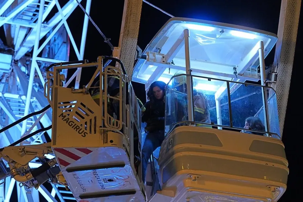 Bomberos rescatan a cerca de 90 usuarios de la noria de San Sebastián, atrapados por una avería