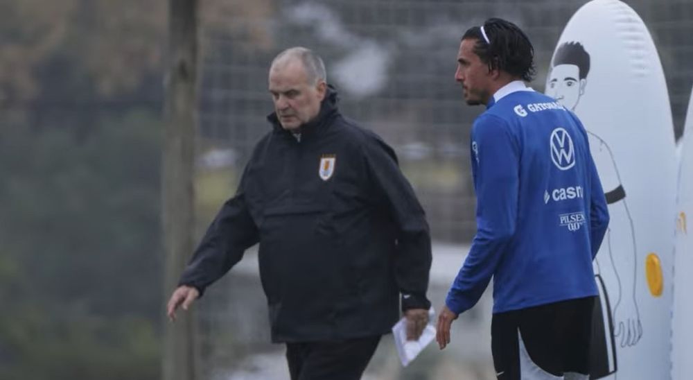 Marcelo Bielsa en los entrenamientos de la selección uruguaya Marcelo Bielsa en los entrenamientos de la selección uruguaya