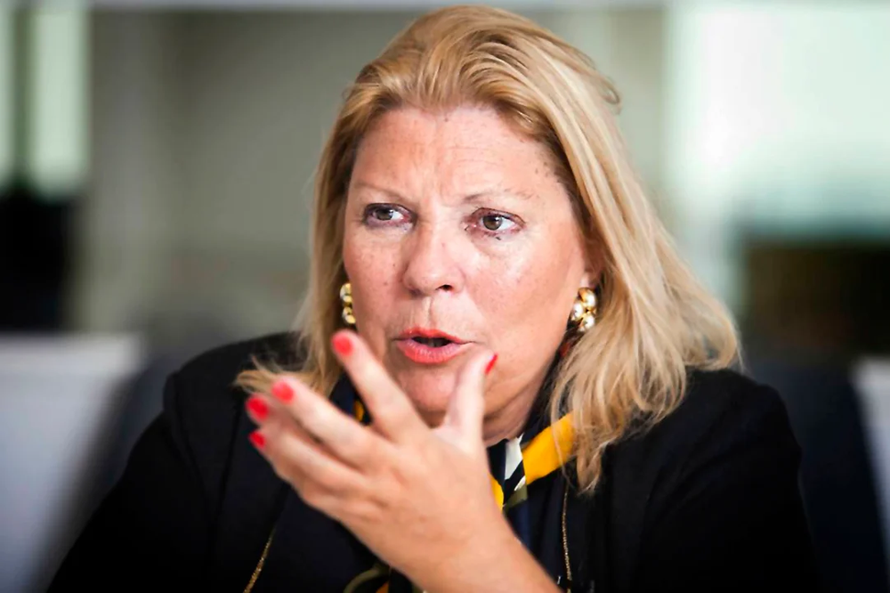 Carrió justifica su retorno por la posibilidad de una crisis política y económica y su deseo de garantizar la gobernabilidad en momentos de incertidumbre.